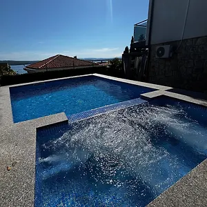 Blazevic, Heated Pool&jacuzzi Dramalj